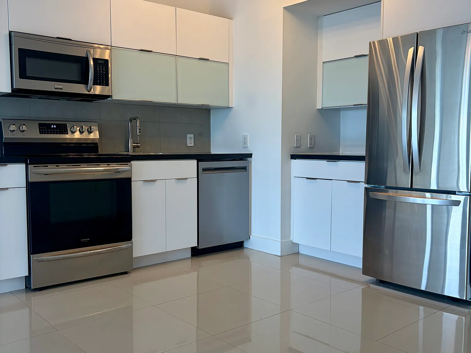 2 bed, 1080 sqft, $3,550 — Photo 3
