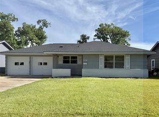 129 Chestnut St, Lake Jackson, TX 77566