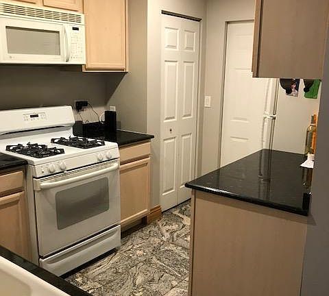 2nd image of 1401 W Balmoral Ave