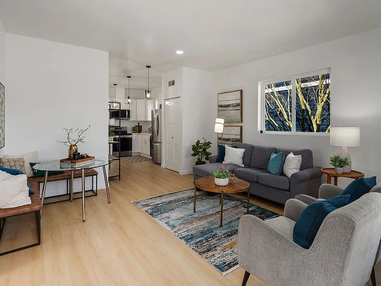 1622 Hoyt Ave — Photo 3