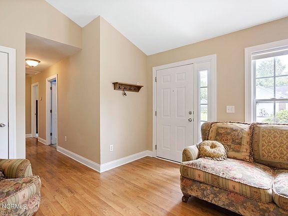 4th image of 216 Gardenview Court NE
