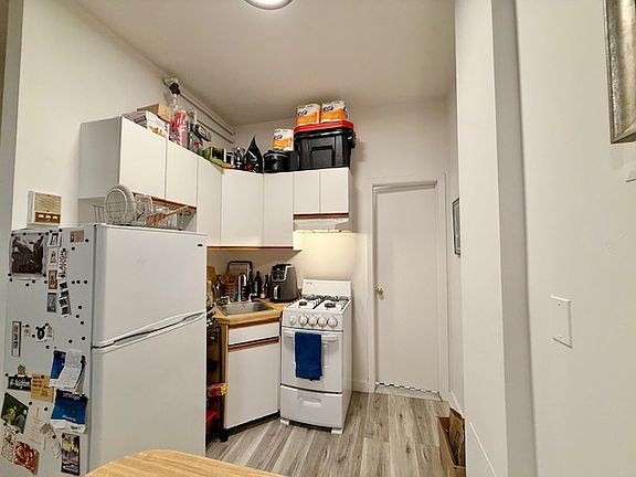 4th image of 308 E 6th St APT 2