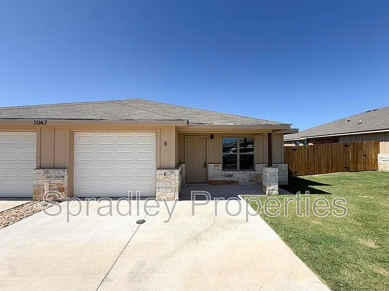 1047B Edwards Dr — Photo 8
