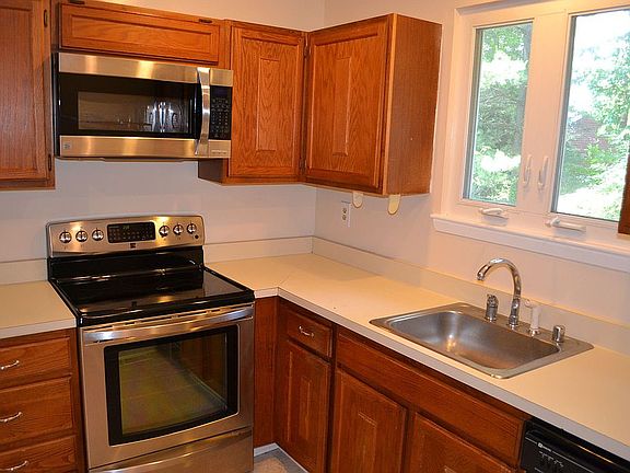 3rd image of 12 Fairhope Ct