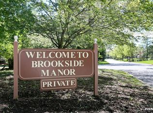 16 Sandburg Ct, Mahwah, NJ 07430