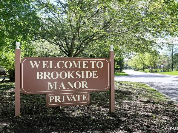 16 Sandburg Ct, Mahwah, NJ 07430