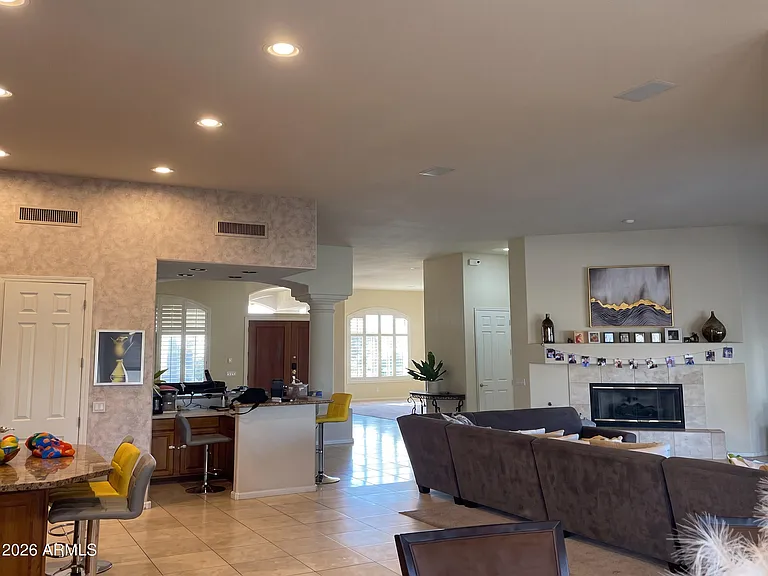 1081 N Brandon Dr — Photo 3