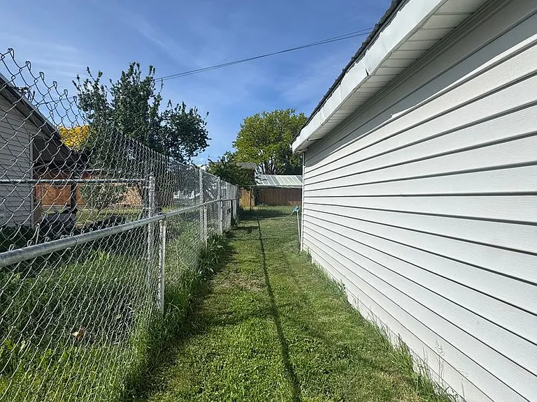 203 Railroad Ave — Photo 19