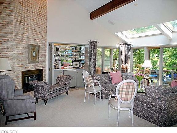 3rd image of 284 Twin Creeks Dr