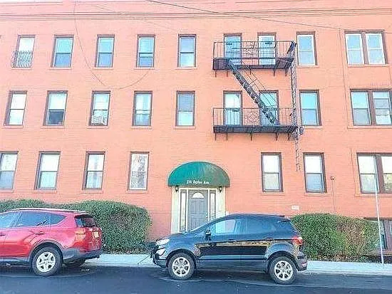 Directly overlooking beautiful River View-Fisk Park and NYC skyline. Location, location, location!