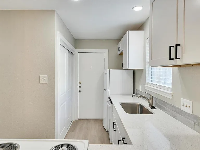 6400 Auburn Dr #B — Photo 8