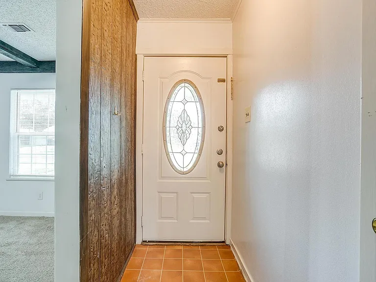 812 E Prairie View Rd — Photo 2