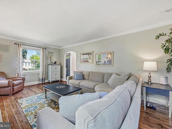 3rd image of 503 Forest View Rd