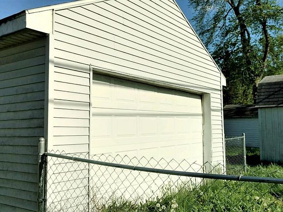 3rd image of 2325 S Pershing Dr