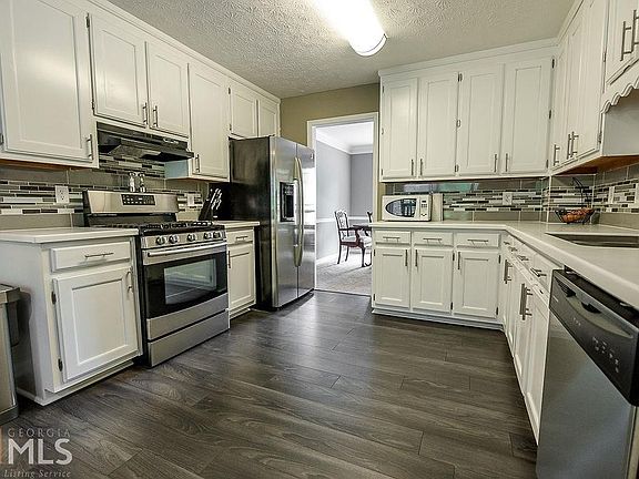 3rd image of 3327 Chinaberry Ln