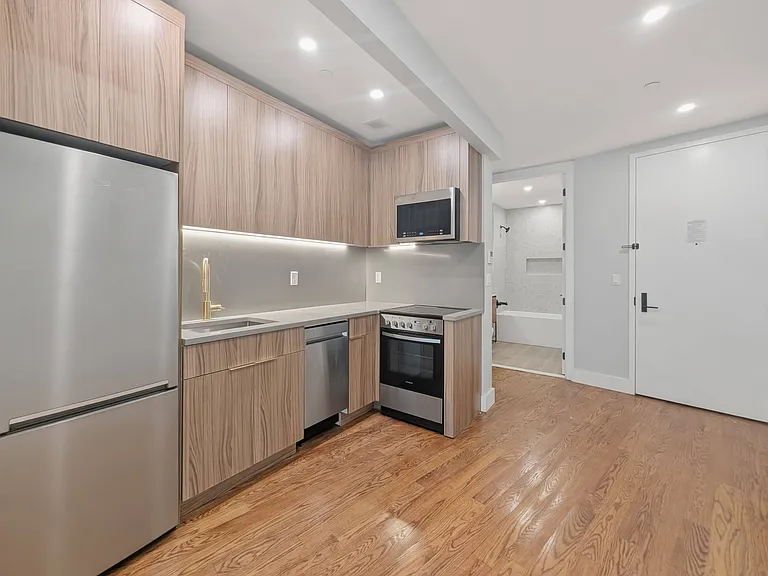 11-24 31st Dr #5D — Photo 5