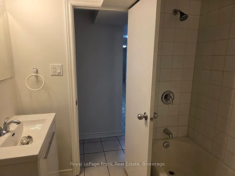 44 Billingsgate Cres — Photo 8