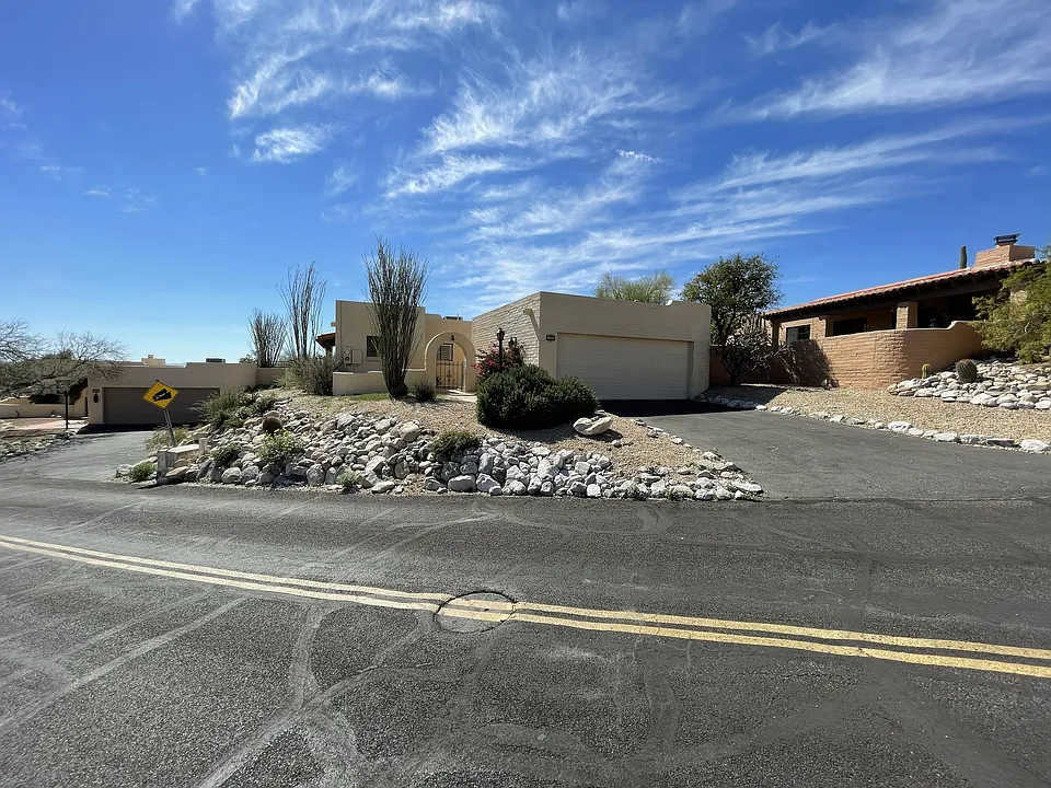 5081 N Camino De La Cumbre
