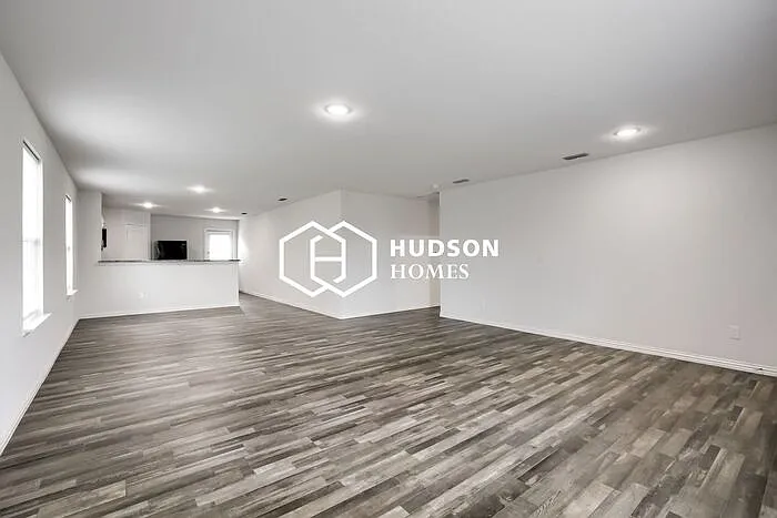 330 Flagship Ln — Photo 3