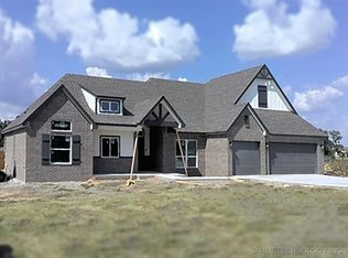2107 E 45th Pl, Sand Springs, OK 74063
