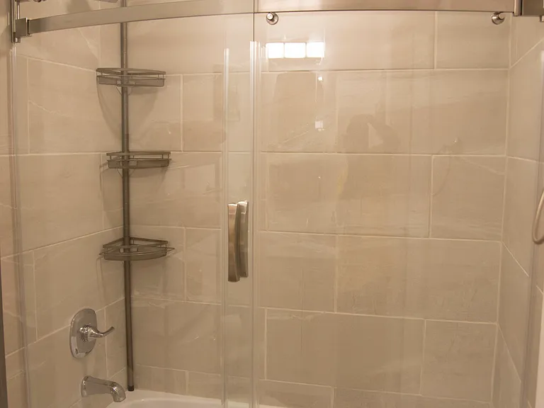 Shower/Bathtub