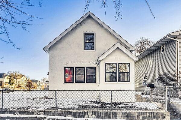 1st image of 924 Farrington St