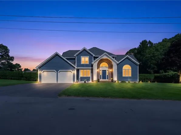 8 Lake View Ct, Johnston, RI 02919
