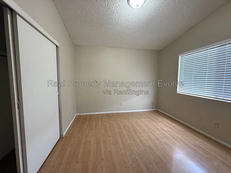 513 E Wickieup Ln — Photo 14
