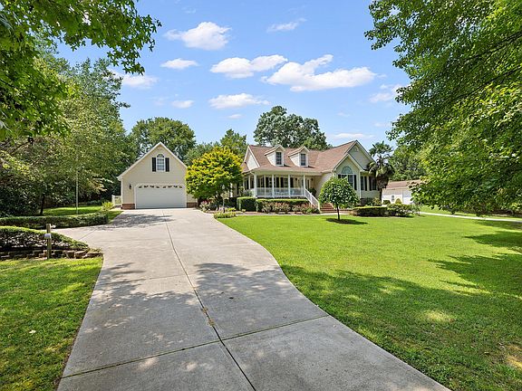 3rd image of 15 Winter Woods Dr