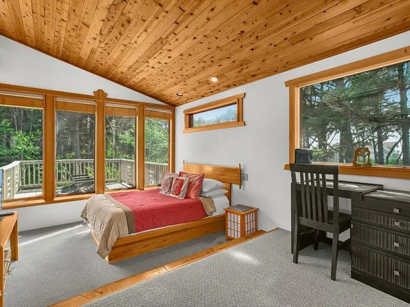 70 NW Knoxville St, Yachats, OR 97498