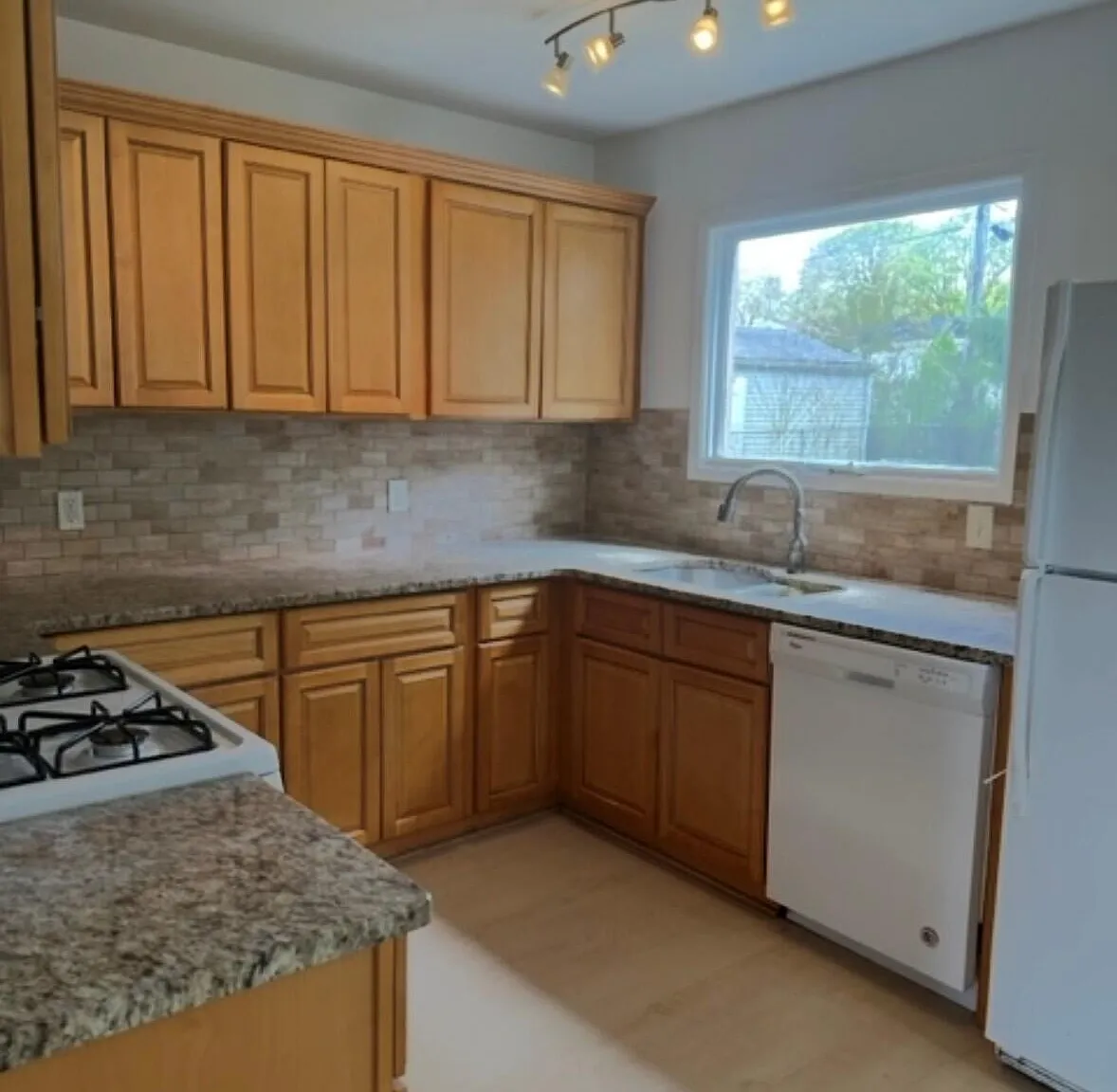 3 bed, 1.0 bath, 960 sqft, $2,250 — Photo 3