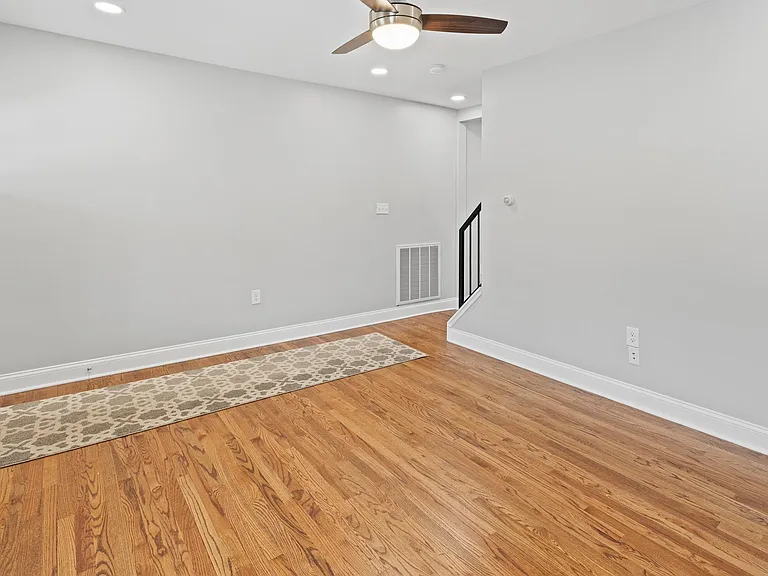 731 E Elm St — Photo 6