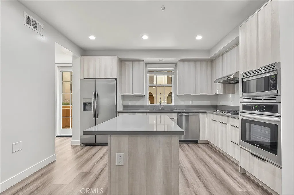 3 bed, 2.5 bath, 1577 sqft, $3,550 — Photo 3
