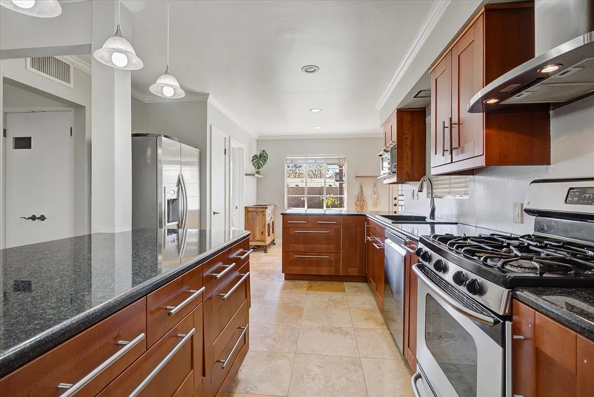 3 bed, 1667 sqft, $3,000 — Photo 2
