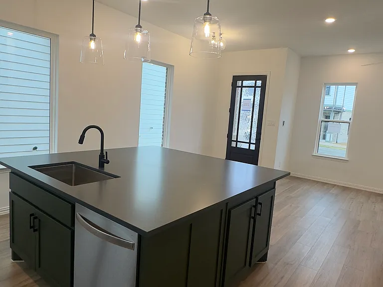 1141 Concan Dr — Photo 5