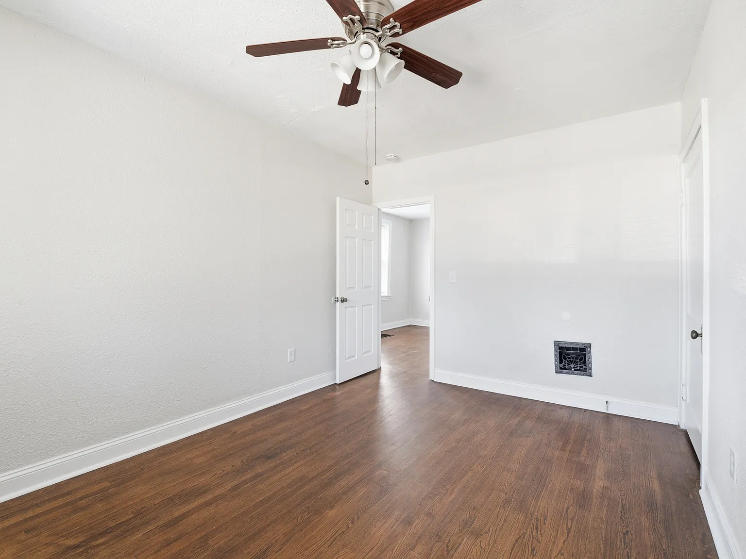 4916 Robert Avenue - 4918 — Photo 4