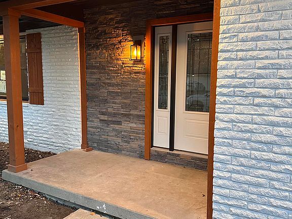 3rd image of 1305 N Greenbriar Rd