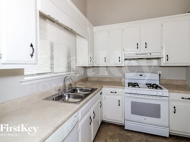 3201 Delhi Dr — Photo 8