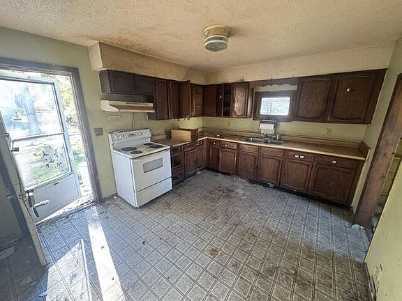 2nd image of 925 10th Ave SW