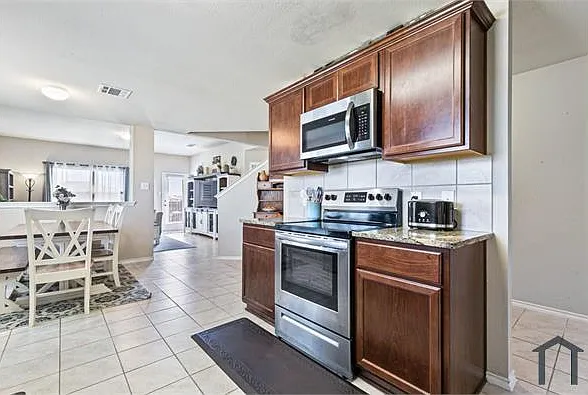 1404 Basswood Ln — Photo 5