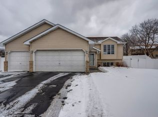 935 Currie Ct S, Maplewood, MN 55119