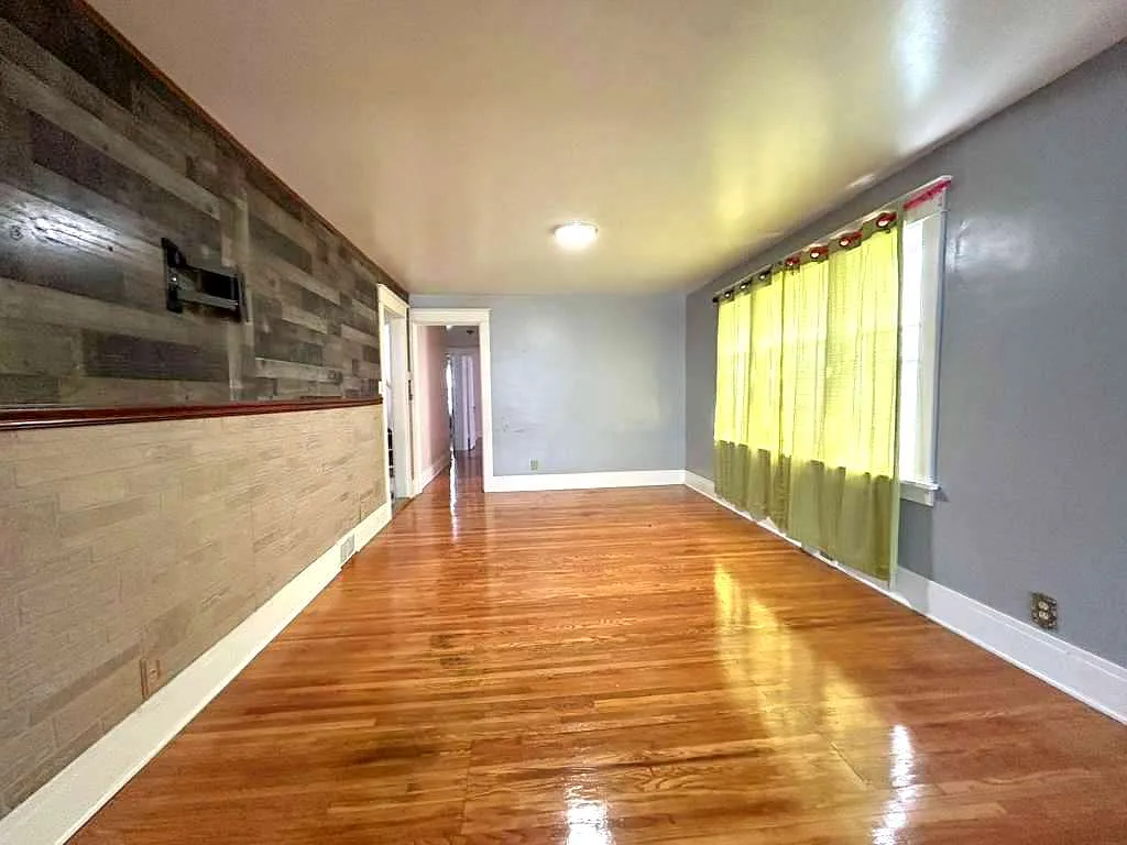 Photo 2 of 12 - 2 Rowan Rd #1 - Cheektowaga, NY Building Photo - 2 Rowan Rd #1