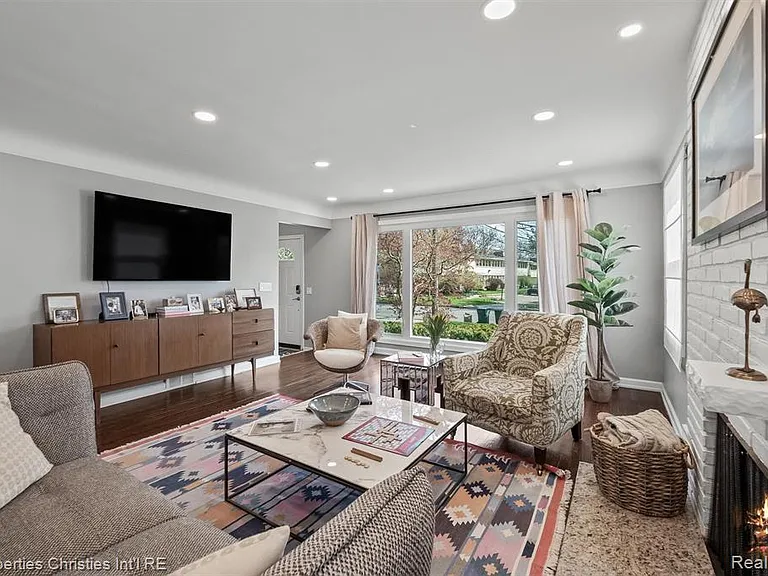 956 Northlawn Blvd — Photo 4