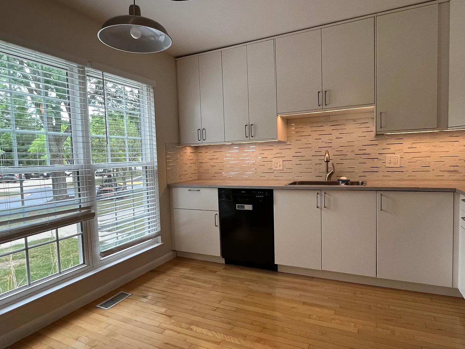 2 bed, 2.5 bath, 2180 sqft, $2,190 — Photo 3