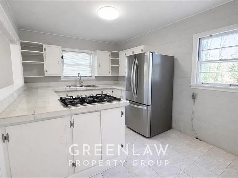 1944 Lyle Ave — Photo 10