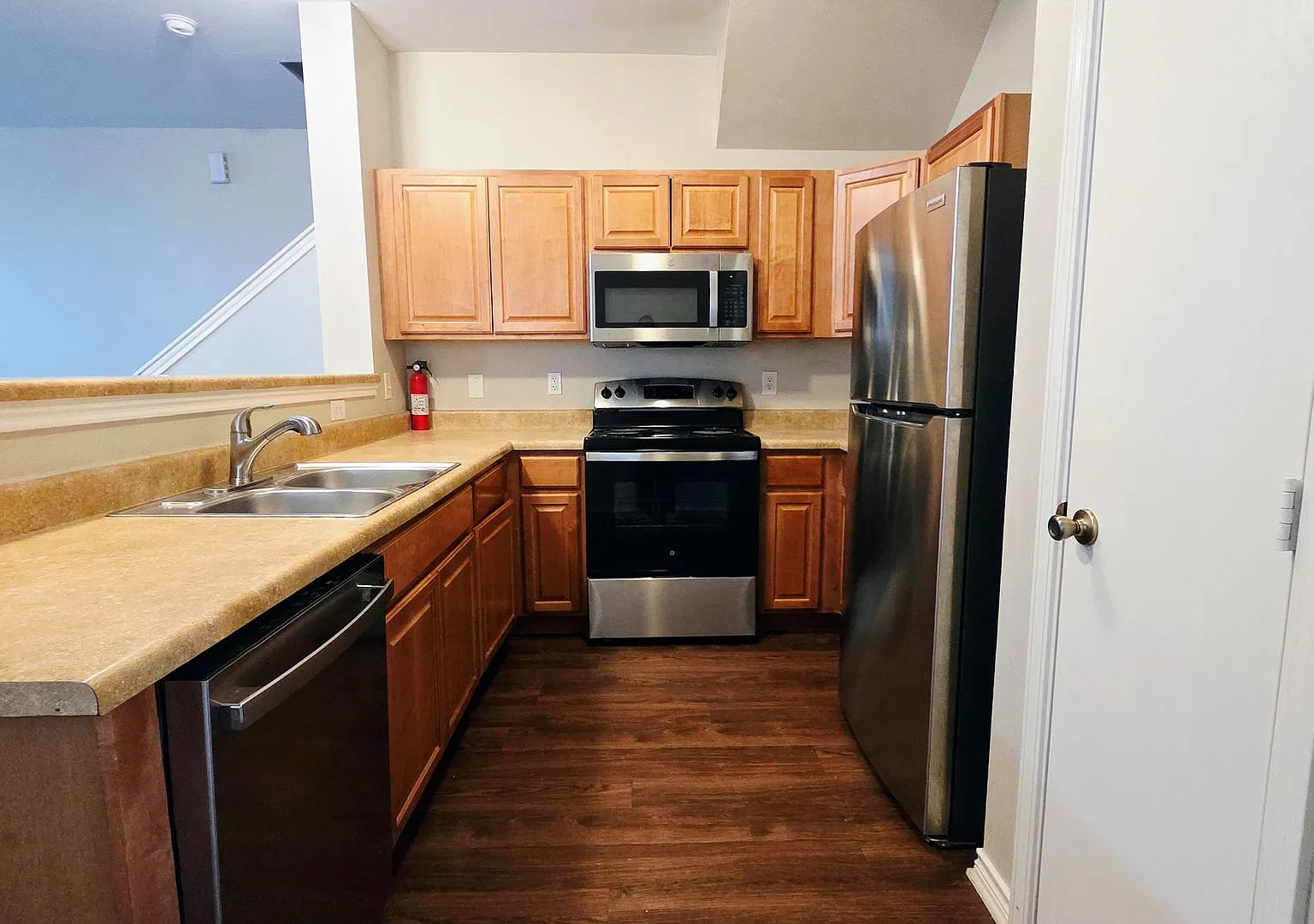 3 bedroom Townhome*1 Car Garage* Private Fenced Backyard* Washer & Dryer Included — Photo 3