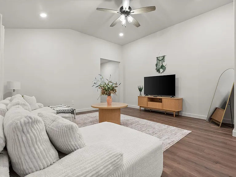 2163 Langford Ave — Photo 5