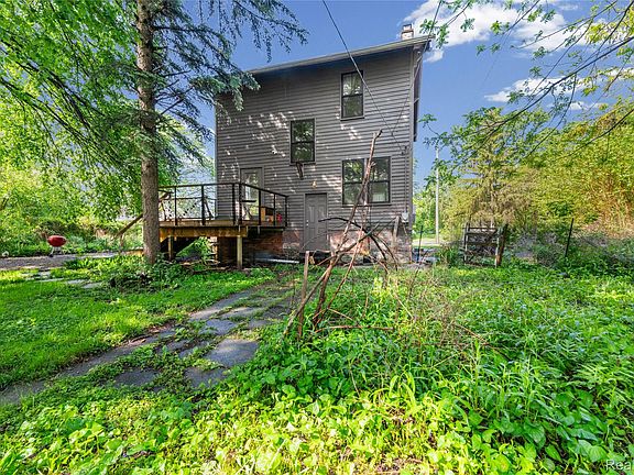 3rd image of 432 Manistique St