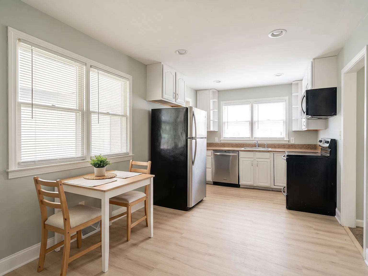 4 bed, 1776 sqft, $1,810 — Photo 2