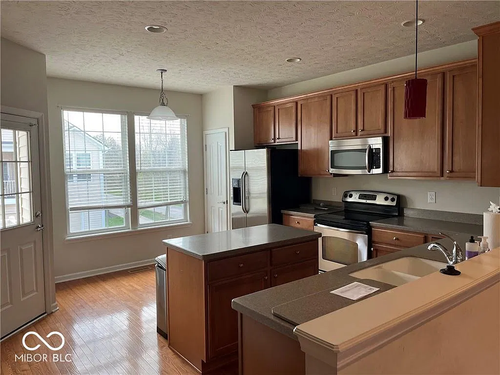 2 bed, 2.5 bath, 2113 sqft, $1,950 — Photo 4